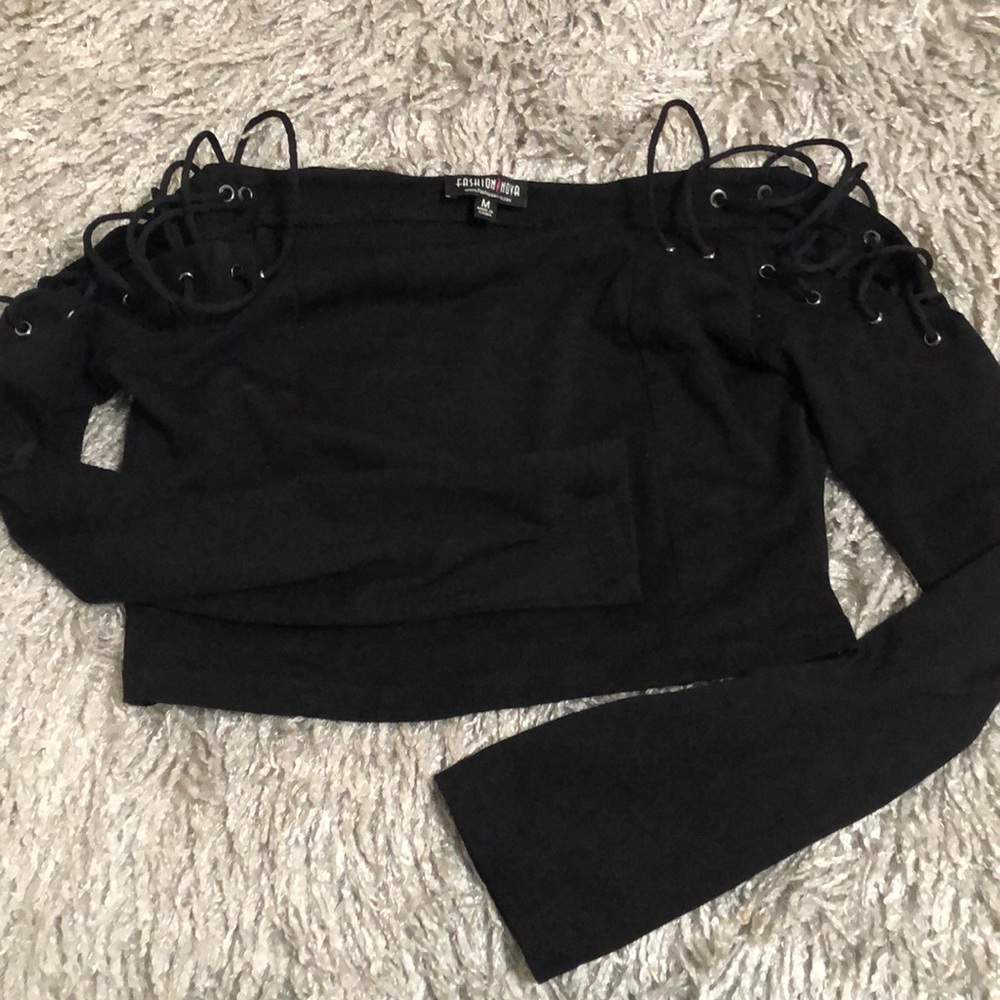 Black shoulder tie crop top